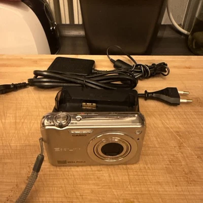 Casio EXILIM EX-Z1200 12.1MP Digitalkamera SIlber Geprüft Top Zustand Vintage - Bild 1 von 4