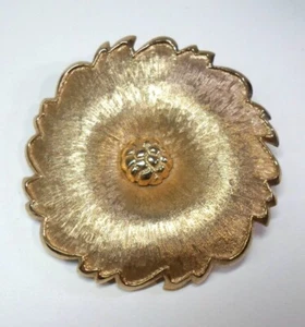 Vintage PASTELLI FLOWER BROOCH / PIN Brushed Gold Finish Floral 2" Diameter - Picture 1 of 6