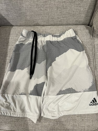 Pantaloncini da allenamento da uomo Adidas beige grigi lavorati a maglia medi