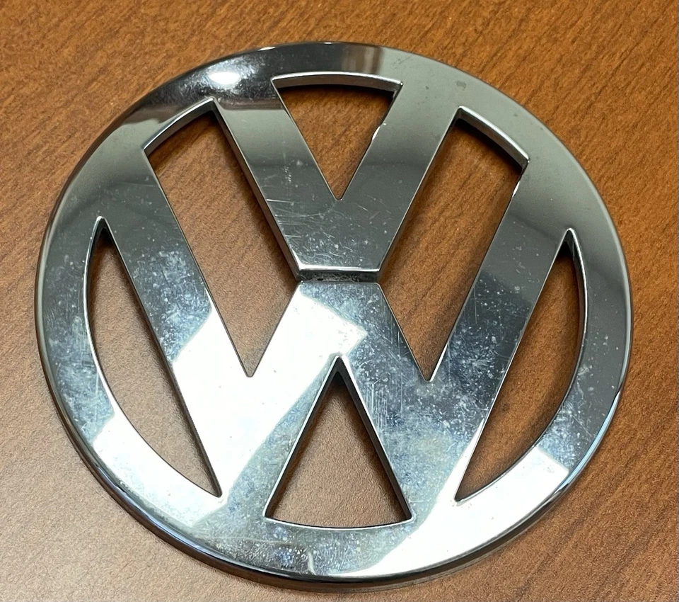 Задняя эмблема 2009-2014 VW Volkswagen Routan 05113462 - Изображение 1 из 4