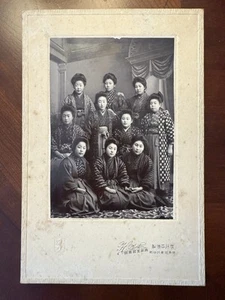 Um 1900 Meiji-Taisho Ära Fotografie japanisches Mädchenschulportrait Tokio - Bild 1 von 4
