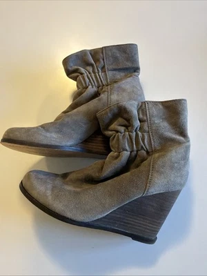 Великолепные серые замшевые ботильоны на танкетке 7 - Изображение 1 из 4