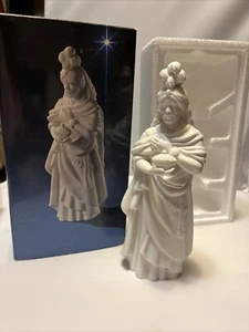 Avon Nativity Collectables THE MAGI KASPER 1982 porcelain w/Box - Picture 1 of 5