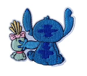 patch écusson  Stitch avec poupée   thermocollant 6 x 5,5 cm - Imagen 1 de 1