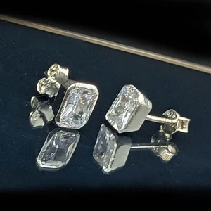 Conjunto de aretes de diamantes simulados enchapados en oro blanco de 14 K con bisel de corte esmeralda de 2 quilates - Imagen 1 de 5