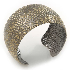 Brushed Gun Metal 'Daisy Droplets' Silhouette Cuff Bracelet - up to 18cm Length - Picture 1 of 4
