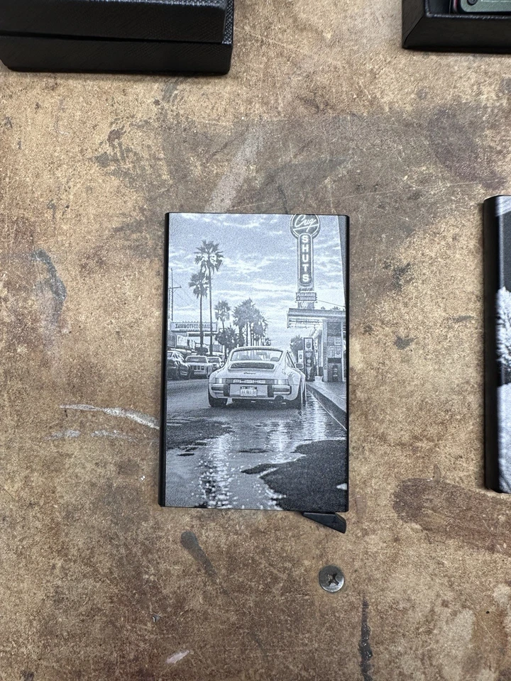 Cartera de coche estilo Porsche grabada en metal Foto 1 de 1