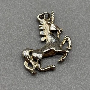 Ciondolo unicorno peltro vintage ciondolo fantasia gioielli anni 70-80 collana tono argento - Foto 1 di 5