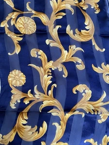 Echo Woman Schal, Marine Hintergrund mit Gold. Hat ein Allover Muster. 11 x 56". - Bild 1 von 4