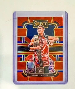 2024 Panini Select WWE - Concourse Grayson Waller #44 Red Prizm /175 - Foto 1 di 2