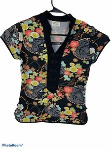 Madame Butterfly Womens Size 6 Short Sleeve Vneck Shirt