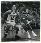 1992 Press Photo Syracuse U basketball player Michael Edwards drives to basket