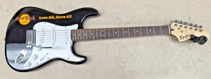 Guitarra Fender Squier Strat Hard Rock Café "Love All, Serve All" - Imagen 1 de 11