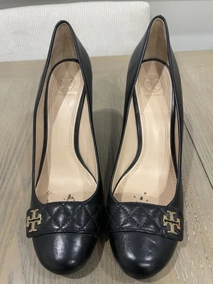 Zapatos de salón de cuña Tory Burch negros Claremont de cuero acolchado con logotipo dorado redondos talla 11 M Foto 1 de 4