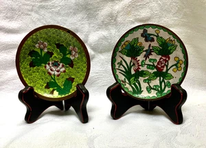 2 ANTIKE CHINESISCHE CLOISONNE KLEINE TELLER MIT STÄNDERN BLUMENMOTIV 3-3/4 Zoll Durchmesser - Bild 1 von 9