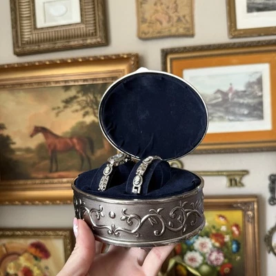 Reloj camafeo vintage y brazalete a juego con caja tono plata Foto 1 de 4