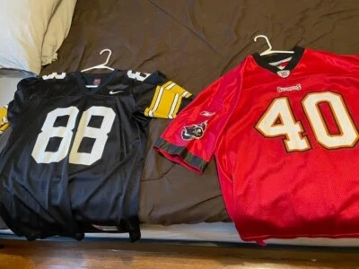 Лот из 2 мужских футбольных футболок - Tampa Bay Buccaneers и Iowa Hawkeyes - Изображение 1 из 4