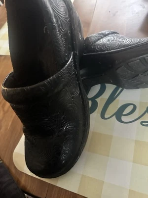 NUEVO B.O.C Mujer Zapatos Peggy Negro Cuero Sintético Floral Zuecos talla 9M Sin Caja Foto 1 de 4