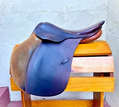 Sillín de salto Stubben inglés de contacto cercano 16,5” cuero marrón con estribos Foto 1 de 4