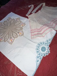 Menge 3 AUSSERGEWÖHNLICHE Vintage handgehäkelte SCHÜRZE KISSENBEZUG FRÜHLINGSDECKCHEN DECKCHEN GEBRAUCHT, IN EINWANDFREIEM ZUSTAND - Bild 1 von 13