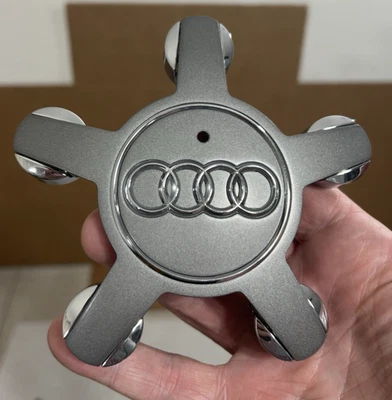08 - 16 AUDI 8T A5 S5 RS5 A4 D3 A8 EMBLEMA DA TAMPA DO CUBO CENTRAL DA RODA FABRICANTE DE EQUIPAMENTO ORIGINAL 4F0601165N - Imagem 1 de 4