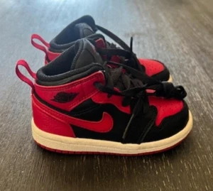 Nike Air Jordan scarpa bambino 1 metà 'Banned' sneaker basket 640735-074 taglia 6C - Foto 1 di 5