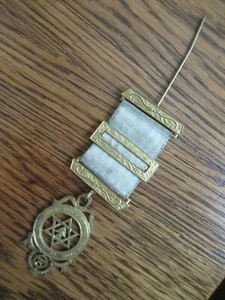Antique Deo Regi Fratribus Honor Fidelitas Benevolentia Masonic Medal RoyalJewel - Picture 1 of 4