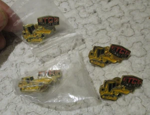 1 Ancien Pin's au Bulldozer ETCG Cortambert Mâcon Travaux Publics - Foto 1 di 1