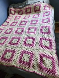 Coperta Nonna Uncinetto Rosa Bianco Quadrati Colore Fatta a Mano 70 in x 58 in FastShip - Foto 1 di 9