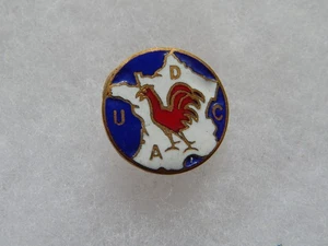 Politique - POUJADE 1956 UDCA Union défense commerçants et artisans boutonnière - Imagen 1 de 2