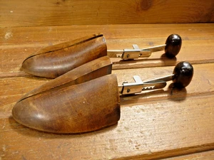 Par de camillas ajustables de madera y metal vintage para zapatos árbol insertos divididos - Imagen 1 de 5