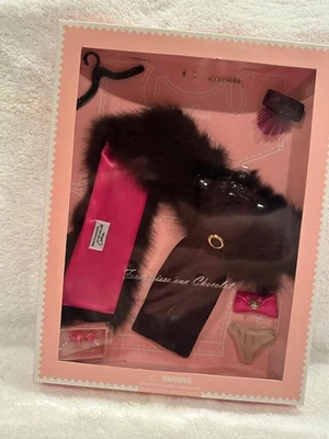 DETALLES DE VESTIDOR COUTURE FRAMBOISES AUX CHOCOLATE PARA BAEBIE - SIN USAR, EN CAJA ORIGINAL Foto 1 de 4