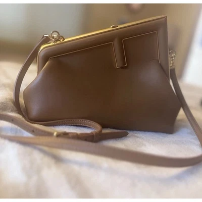 FENDI First 小号 2 路手拿包 单肩包 皮革 棕色 8BP129 — 第 1/4 张图片