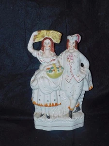 ANTIGUO GRUPO FIGURATIVO STAFFORDSHIRE HOMBRE MUJER con cesta de frutas - Imagen 1 de 3
