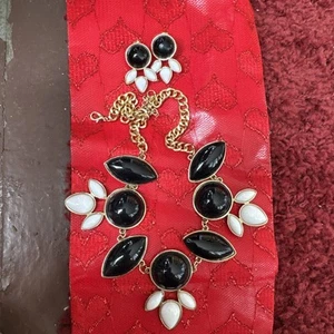 White Flower Stud Enamel Earrings, Gold Plated, Floral Necklace Set Glamorous - Picture 1 of 4