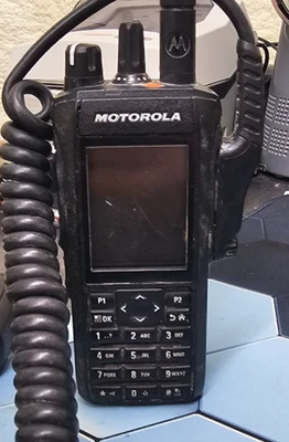 Motorola R7 UHF FPP con batería Foto 1 de 4