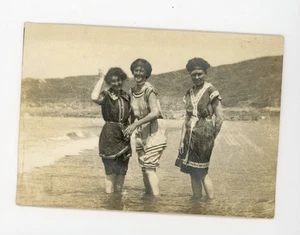 Vintage Schnappschuss Foto Frauen posieren in Badeanzügen Badeanzügen am Strand - Bild 1 von 3