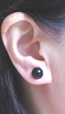 黑色、白色或奶油色白色珍珠、磁性、纽扣耳钉女式男式 — 第 1/2 张图片