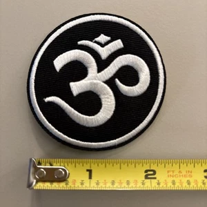 OM (Circle Black & White Iron on Patch) Infinity / Yoga / Hinduism - Picture 1 of 2