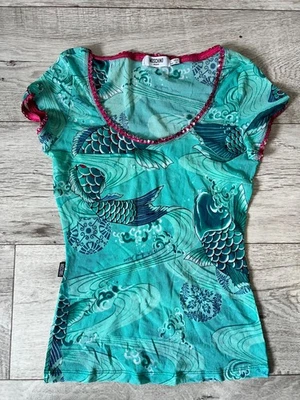 Top de mezclilla vintage MOSCHINO Koi pez lentejuelas ribete Y2K años 90 estampado Japón talla S/M Foto 1 de 4