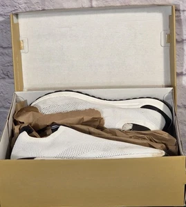 Neu im Karton Michael Kors weiße Slipper Sneakers mit Logo-Riemen & schwarzen Akzenten - Bild 1 von 12