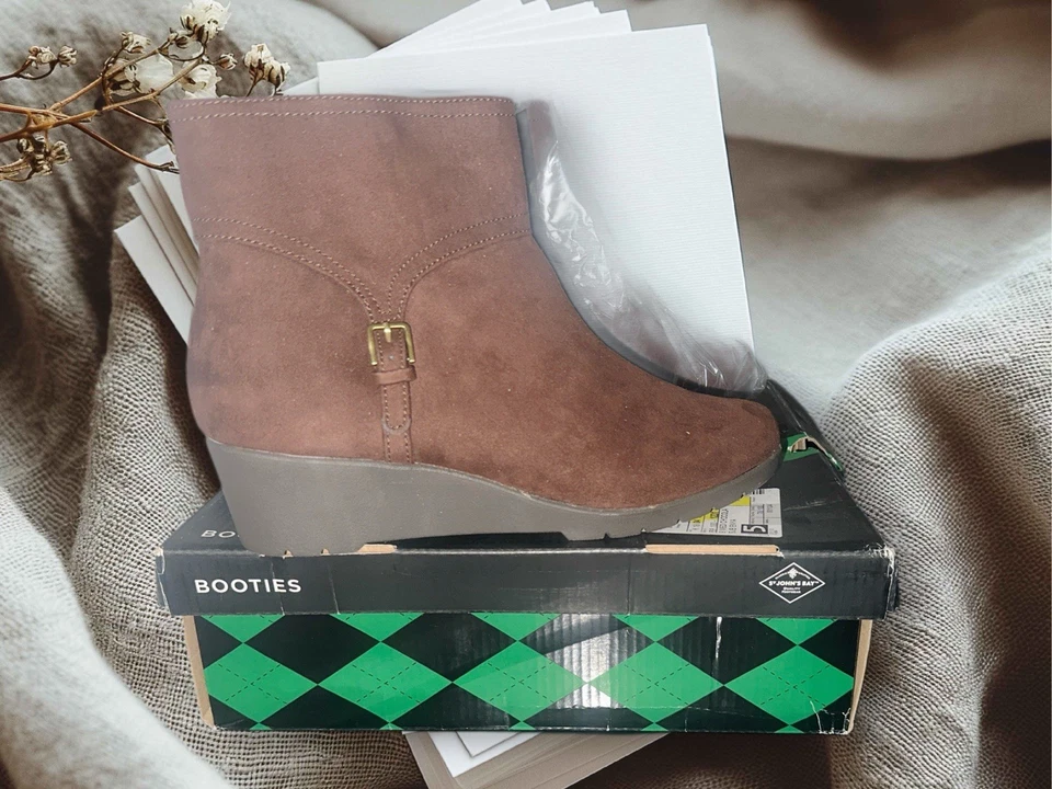 Botines St. John's Bay Enya tacón de cuña talla 9M - color chocolate nuevos en caja Foto 1 de 4