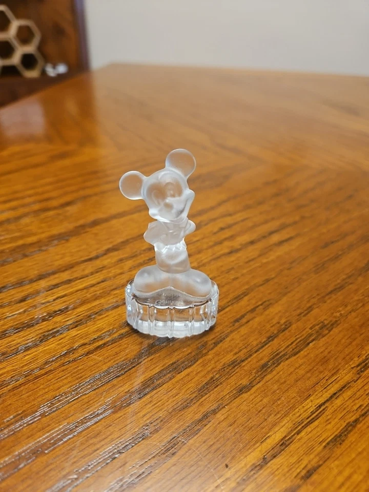 Disney Goebel Cristal Esmerilado Mickey Mouse 3 pulgadas de Alto Sosteniendo Corazón Alemania Foto 1 de 4