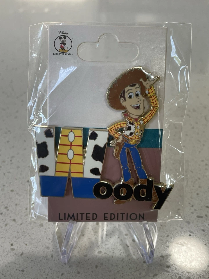 Broche nome personagem Woody Toy Story Disney Employee Center LE 250 HTF🔥 - Imagem 1 de 4