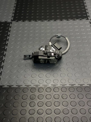 Actuador de bloqueo de pestillo de puerta trasera pasajero derecho Volvo V60 2014-2018 OEM Foto 1 de 4