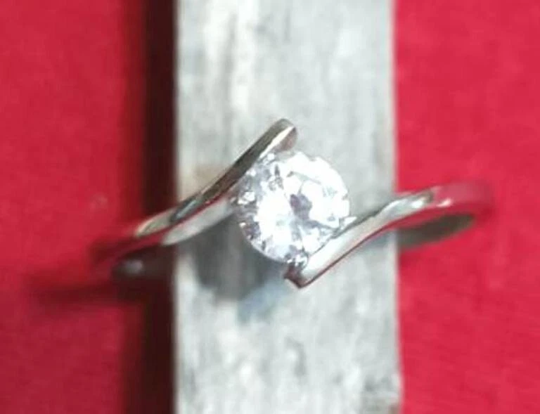 ANELLO SOLITARIO ARGENTO 925 effetto oro bianco ZIRCONE TAGLIO BRILLANTE - Immagine 1 di 1