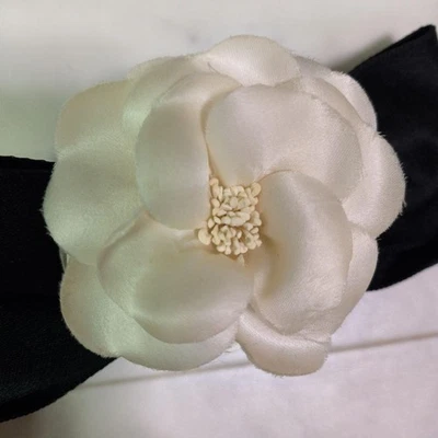 CHANEL Cinta Negra Blanca Flor de Camelia Accesorio para Cabello Damas Auténtico Foto 1 de 4