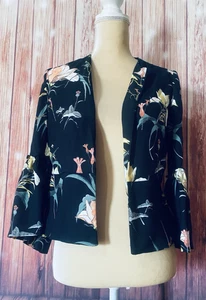 Chaqueta para mujer pequeña encogida de hombros Zara multicolor floral frente abierto mangas campana 3/4  - Imagen 1 de 11