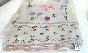 Bufanda Liz Claiborne 100 % seda 10" x 53" pastel fondo marfil SIN DEFECTOS WT - Imagen 1 de 6