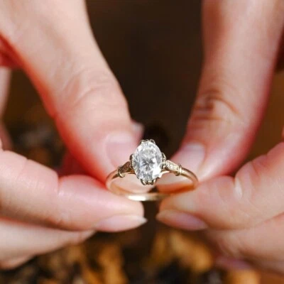 Anillo de compromiso vintage de diamantes cultivados en laboratorio de corte ovalado de 1,50 quilates de oro amarillo sólido de 10 k Foto 1 de 4